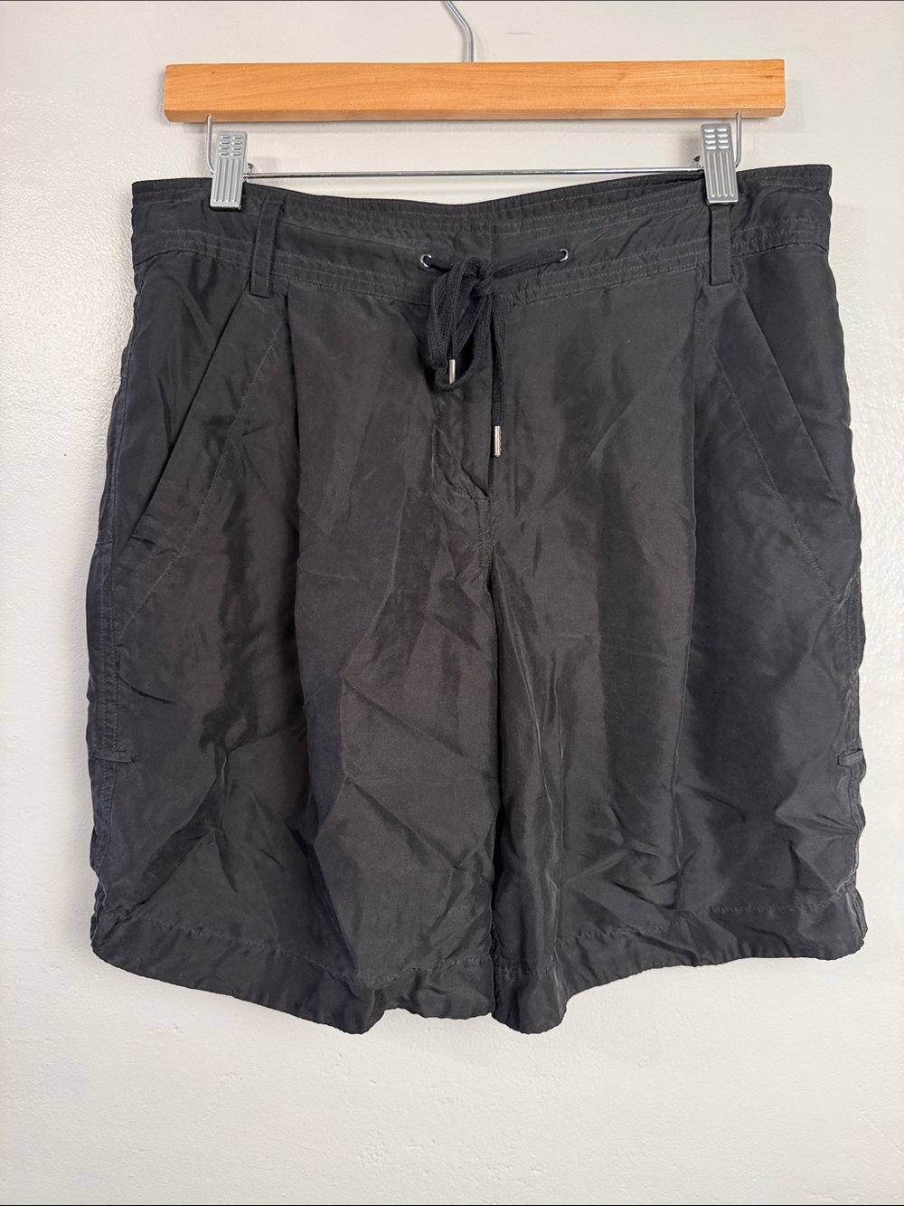 Saks Fifth Avenue Black Womens 100% Silk Shorts size 4